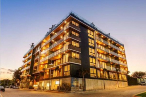 Estudio con vista parcial al mar y al amanecer